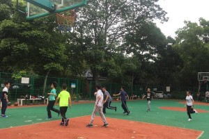 初中篮球队防守训练方法（强化防守技能，提升整体实力）
