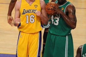 NBA打篮球防守封眼是否算犯规？（犯规规则解析，考量比赛公平性和伤害风险）