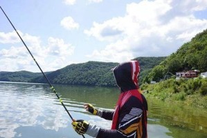 秋冬路亚钓鱼全攻略（探秘寒冷季节下的优质钓鱼技巧）