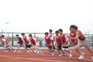 篮球防守的背防技巧（掌握背防，让防守更具威慑力）