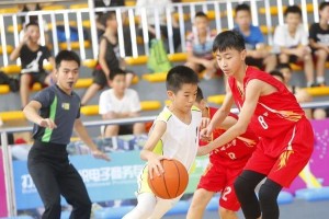 小学生篮球赛中的防守技巧（有效防守策略助力胜利）