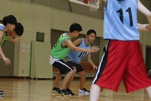 男青年篮球防守技巧大揭秘！（如何让你的防守变得更出色）