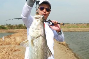 路亚钓鱼新招，挂在身上也能垂钓！（探索路亚竿的便携之道，让垂钓更加自由自在！）