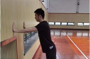掌握游泳蹬墙技巧的关键（通过慢动作练习提高游泳蹬墙的效果）