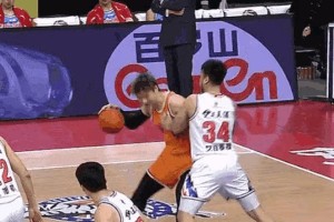 篮球比赛中允许有撤凳子防守的重要性（提升球队防守效率，优化比赛战术布局）