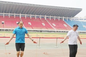 女生实心排球发球动作要领（打造高效稳定的实心排球发球技巧）