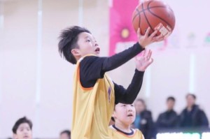 打造强大的U10小学生篮球防守能力（提升篮球防守技能，让小学生成为优秀的防守者）