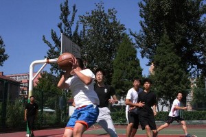 双脚平行防守的弊端（失去灵活性与侧身防守能力受限）