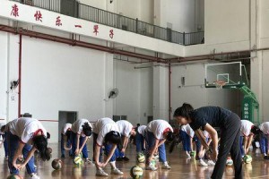 高中排球教学动作要领——打造优秀球员的关键步骤（提升技术水平，掌握基本动作，让排球梦想飞翔）