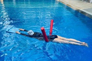 游泳抬头划水技巧教学（轻松掌握游泳抬头划水技巧，畅享游泳乐趣）