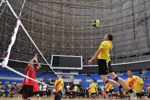 学会排球扣球的简单动作要领（掌握关键技巧，提高扣球水平）